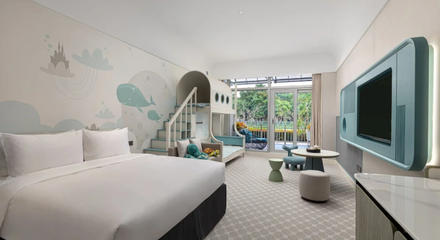 Трёхместный семейный номер Deluxe Yuehua Hotel Xiamen Seaside Hotel corridor leads to the stone exhibition hall