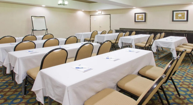 Holiday Inn Express Hotel & Suites Alvarado by IHG, Забронировать Отель Альварадо Dallas - Fort Worth Metropolitan Area