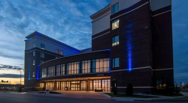 SpringHill Suites Oklahoma City Downtown Bricktown, Забронировать Отель Отели Оклахома-Сити с парковкой, рядом с Памятник земельным гонкам в честь столетия Оклахомы, Парковка