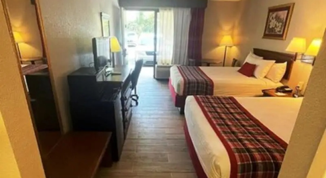 Четырёхместный номер Standard с балконом Days Inn by Wyndham Hoover Birmingham