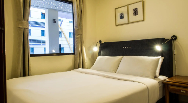 Кровать в общем номере Goldbrick Hotel