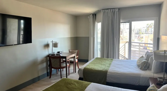 Четырёхместный номер Standard с балконом Huntington Beach Inn
