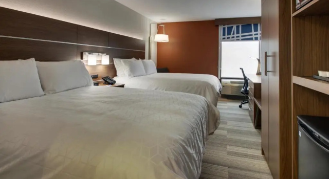 Четырёхместный номер Standard Holiday Inn Express Voorhees/ Mt. Laurel by IHG
