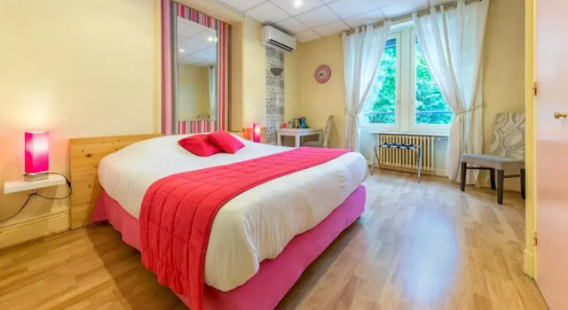Logis Hôtel la Commanderie de Champarey, Rezerwuj Hotel Hotele w Owernia z Parkingiem, Parking