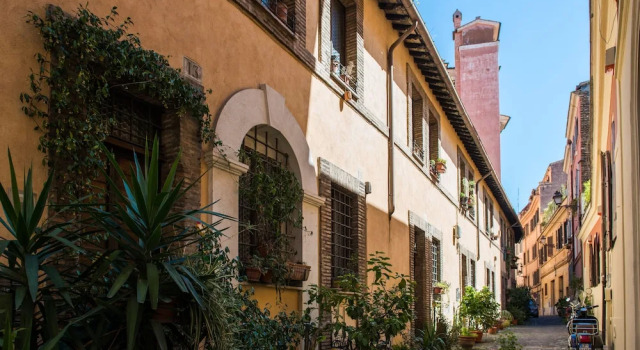 Monti Colosseum Accommodation, Забронировать Отель Рионе Монти Рим, рядом с Папский университет святого Фомы Аквинского