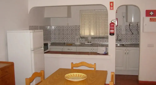 Апартаменты Economy с 2 комнатами с балконом и с видом на бассейн Apartamentos Salema Praia Club
