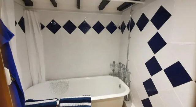 Quirky Cottage - Dogs Welcome, Забронировать Дом для отпуска Отели Котсуолда с парковкой, Парковка