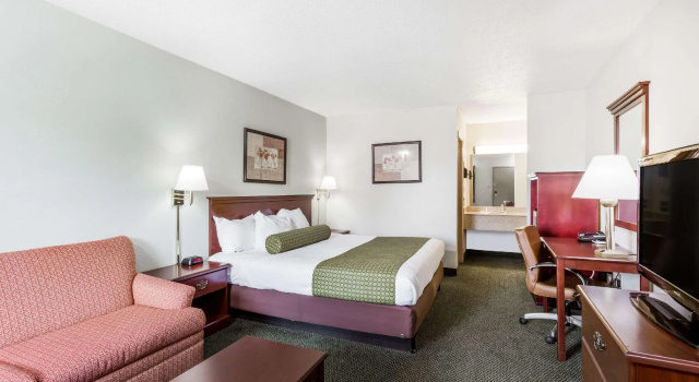Двухместный номер Standard Days Inn by Wyndham Raleigh Glenwood-Crabtree