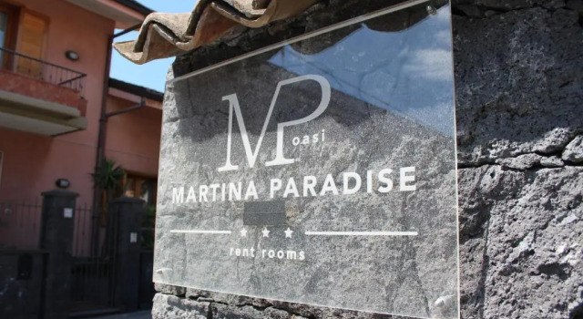 Martina Paradise b&b, Забронировать Отель «постель и завтрак» Отели Николози с парковкой, Парковка