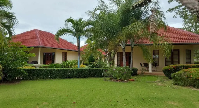 Бунгало Beautiful bungalow with shared outdoor pool and 2 km from the sandy beach