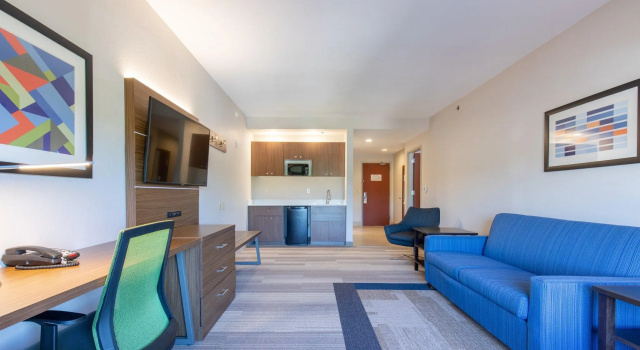 Четырёхместный люкс c 1 комнатой Holiday Inn Express Johnson City by IHG