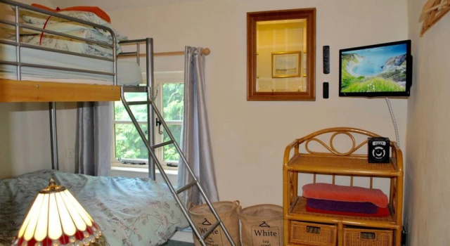 Squirrel Barn. Hi-spec. Hot tub & Wifi. Sleeps 14