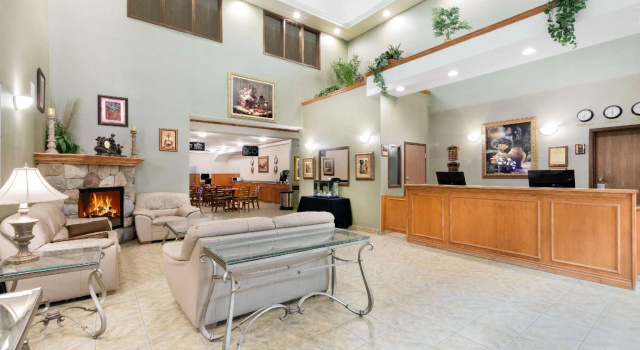 Ramada by Wyndham Clairmont/Grande Prairie, Забронировать Отель Гранд-Прери Northern Alberta