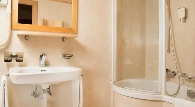 Номер Economy Hotel Suisse