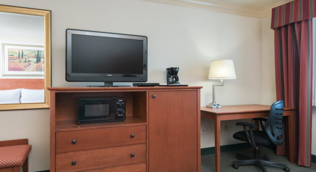 Holiday Inn Express & Suites Burlington by IHG
