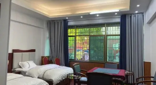 Dijing Holiday Inn, Rezerwuj Hotel Hotele w Yiyang z Parkingiem, Parking