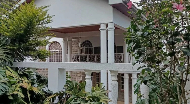 Коттедж Lux Suites Karen Family Bungalow