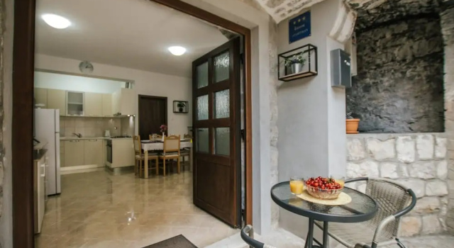 Modern Traditional Apartment w Patio, Near Beach