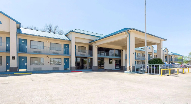 Econo Lodge Inn & Suites, Забронировать Отель Отели Northwest Arkansas с парковкой, Парковка