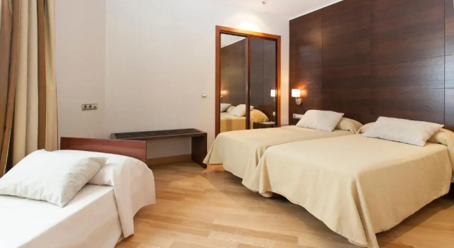 Трёхместный номер Hotel FC Villalba