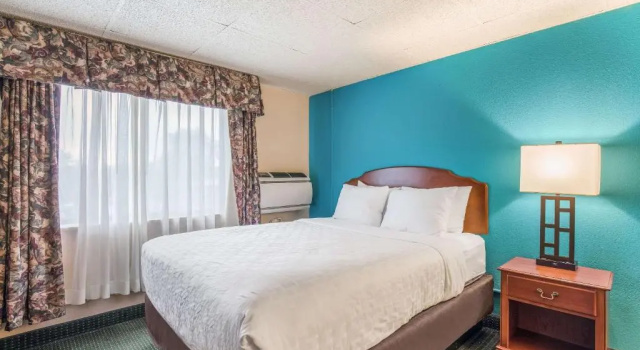 Семейный люкс AmericInn & Suites by Wyndham Baraboo Event Center
