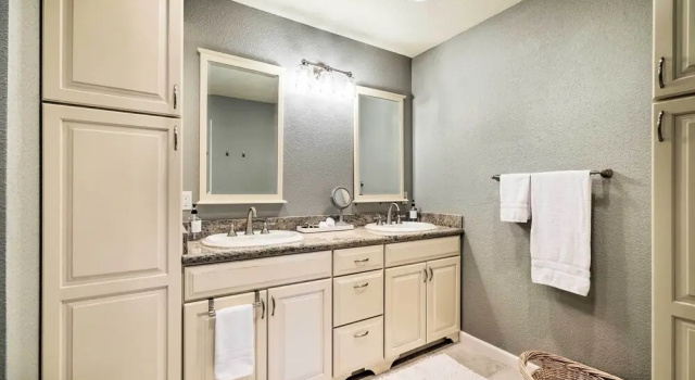 Коттедж Pine Mountain Cabin w/ Hot Tub, 2 Mins to Marina!
