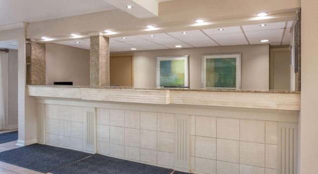 Days Inn & Suites by Wyndham Roseville/Detroit Area, Buchen Sie Hotel Roseville 