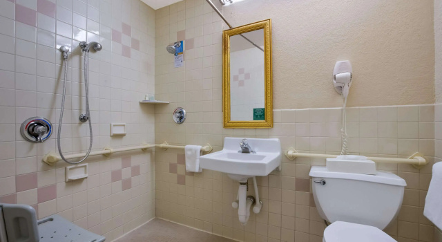 Четырёхместный номер Standard Quality Inn Near Princeton