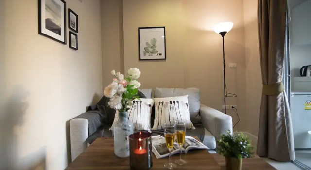 Near BK University Quiet Condo in Rama4 bkb130, Забронировать Отель Отели Провинции Бангкока с бассейном, Бассейн