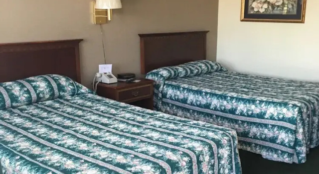 Четырёхместный номер Standard McCaig Motel