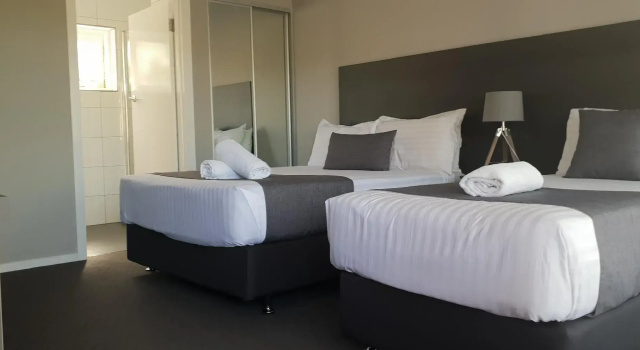 Кровать в общем номере Beachway Motel