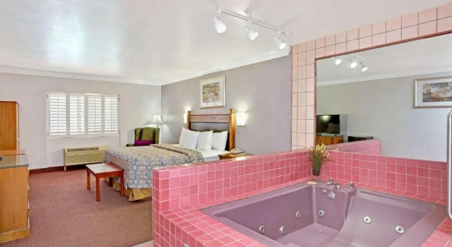 Люкс Days Inn by Wyndham West Covina