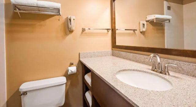 Четырёхместный номер Standard с 2 комнатами Best Western Sunset Inn