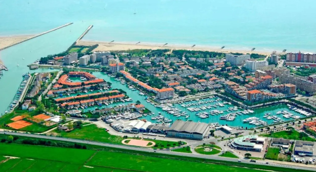 Beachfront Flat With sea View, Book Hotel Caorle 