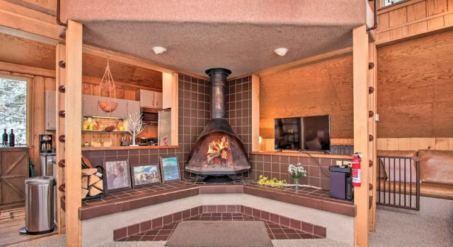 Walk to Ski Trails Ludlow Home on Okemo Mountain!, Забронировать Дом для отпуска Ладлоу Okemo Mountain