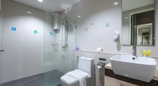 *4BR Kamala Apartment • Pool & Gym • C205