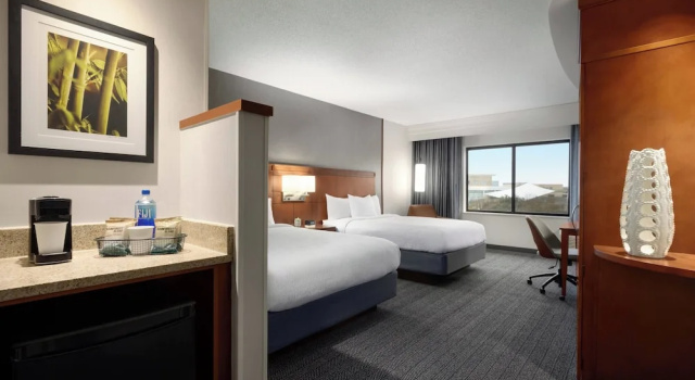 Четырёхместный номер Standard с балконом Courtyard by Marriott Greenville
