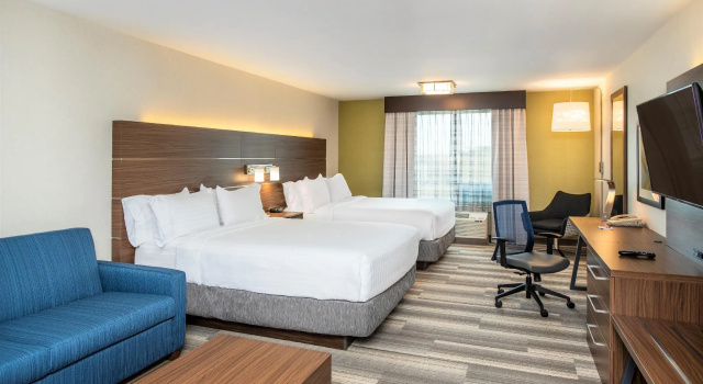 Четырёхместный номер Standard Holiday Inn Express & Suites Medicine Hat by IHG