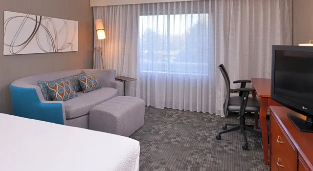 Номер Standard с балконом Courtyard by Marriott Charlotte Gastonia