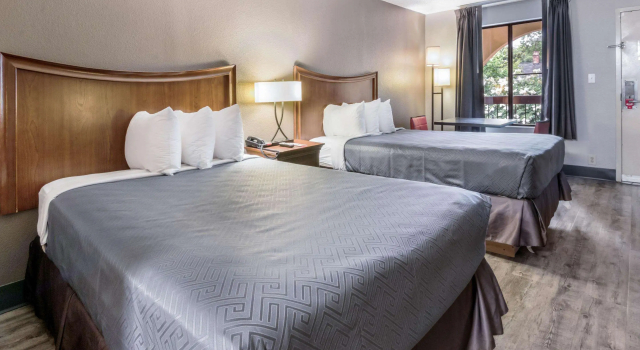 Четырёхместный номер Standard Econo Lodge Gainesville Downtown Area