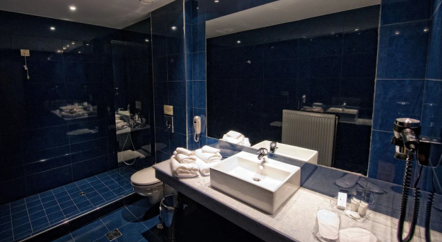 Люкс с 2 комнатами с видом на озеро Mir Boutique Hotel
