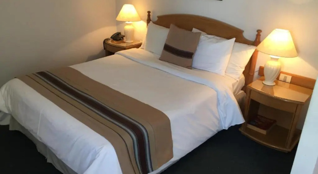 Трёхместный номер Standard Crystal Palace Hotel