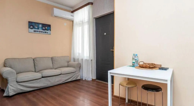 Cozy 2BR apt w Balcony on Aghmashenebeli ave, Забронировать Отель Тбилиси Регион Тбилиси