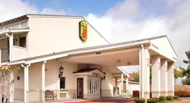 Super 8 Addison by The Galleria / North Dallas, Забронировать Отель Отели Dallas - Fort Worth Metropolitan Area с парковкой, Парковка