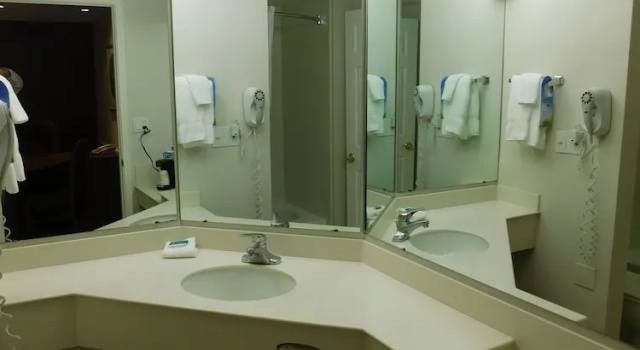 Двухместный номер Standard Days Inn & Suites by Wyndham Arlington Heights