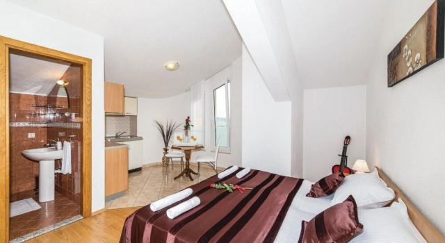 Beautiful Home in Kastel Kambelovac With Wifi and 3 Bedrooms