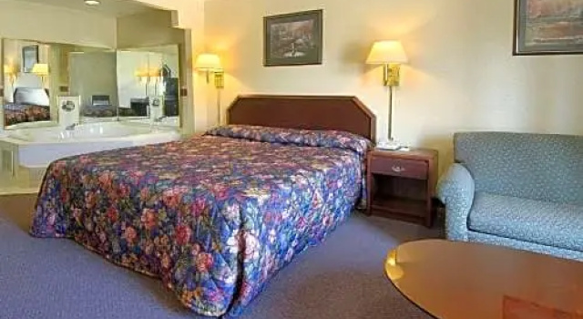 Двухместный люкс Brentwood Inn & Suites