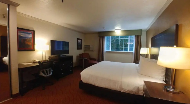 Номер Standard Best Western Plus Parkway Inn