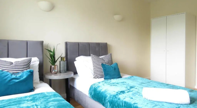Апартаменты Tudors eSuites 3 Bedroom Apartment 6 Beds & Parking