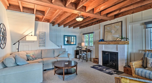 Waterfront Petoskey Cottage w/ Deck + Grill, Забронировать Дом для отпуска Конвей США